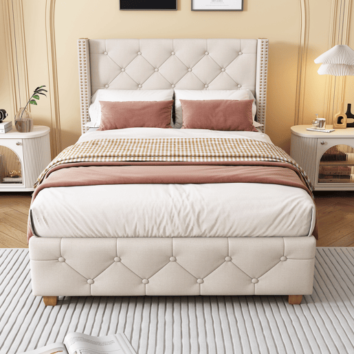 Cama estofada 90*200 - cabeceira acolchoada com botões e tachas, estrado de ripas, pés de madeira - Bege