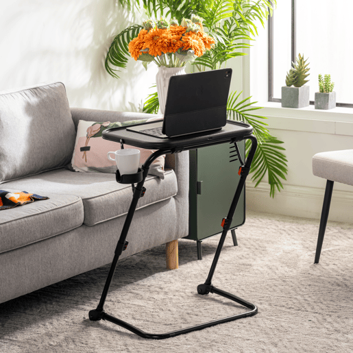 Mesa Auxiliar Dobrável Portátil Estilo Moderno Preto, Altura Regulável, Suporte Para Copo, Estrutura Metálica Robusta e Compacta, Ideal Para Sofá, Cama ou Escritório, Fácil de Guardar Sob o Móvel, Perfeita Para Computador, Tablet ou Refeições.