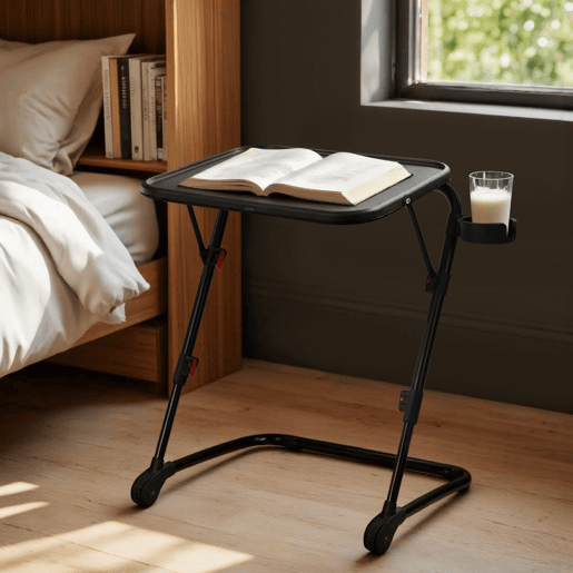 Mesa Auxiliar Dobrável Portátil Estilo Moderno Preto, Altura Regulável, Suporte Para Copo, Estrutura Metálica Robusta e Compacta, Ideal Para Sofá, Cama ou Escritório, Fácil de Guardar Sob o Móvel, Perfeita Para Computador, Tablet ou Refeições.