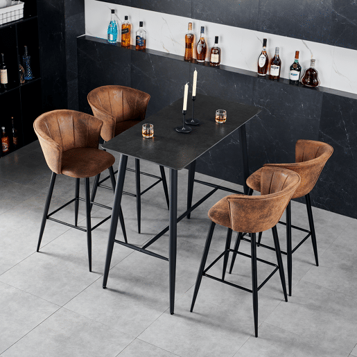 Conjunto de 4 bancos altos com encosto estofados em couro sintético marrom vintage e pernas metálicas pretas, altura total 97 cm, altura do assento 72 cm, design ergonômico e elegante, ideal para balcão, ilha ou sala de jantar, estilo industrial moderno.