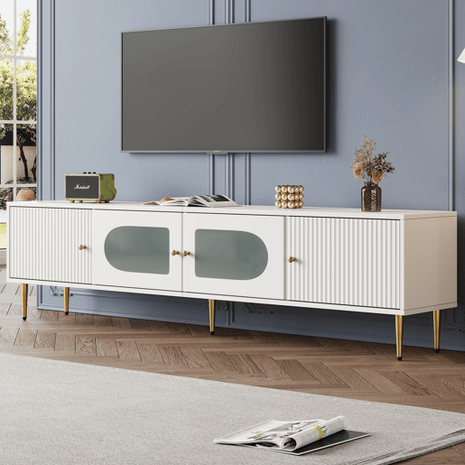 Móvel de TV 170 cm - Corpo branco com pés e puxadores dourados, 2 portas com ranhuras verticais e 2 com vidro curvo - Branco