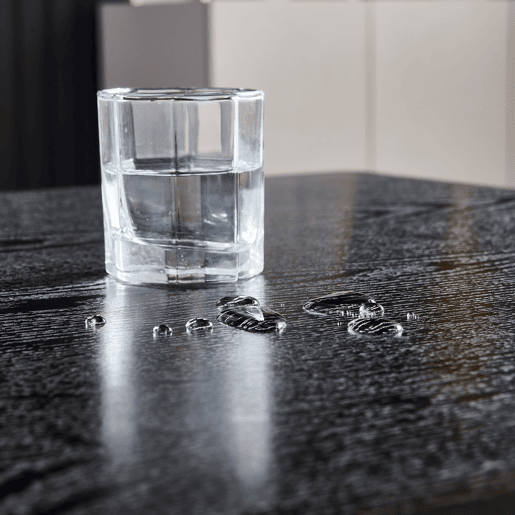 Mesa De Jantar Extensível Retangular Em Madeira Cor Preta Com Pés Metálicos Pretos E Detalhes Dourados, Estilo Moderno E Sofisticado Para 4 A 6 Pessoas, Perfeita Para Sala De Jantar Ou Cozinha