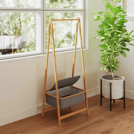HOMCOM Suporte para Cabides de Bambu com Cesto de Tecido Suporte para Cabides Dobrável para Entrada, Quarto 60x44,5x157,5 cm Madeira Cinzento