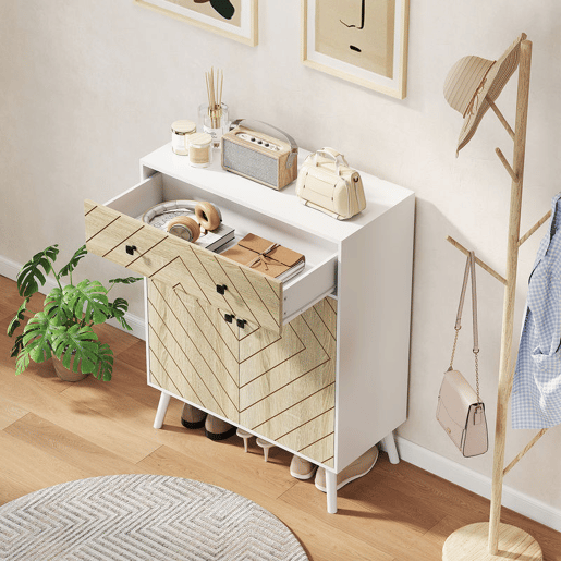 HOMCOM Sapateira de 2 Portas com Design em Espiga Sapateira para Entrada com Prateleiras Ajustáveis Gaveta para 12 Pares de Sapatos 75x35x97 cm Branco e Madeira HOMCOM Sapateira de 2 Portas com Design em Espiga Sapateira para Entrada com Prateleiras Ajustáveis Gaveta para 12 Pares de Sapatos 75x35x97 cm Branco e Madeira