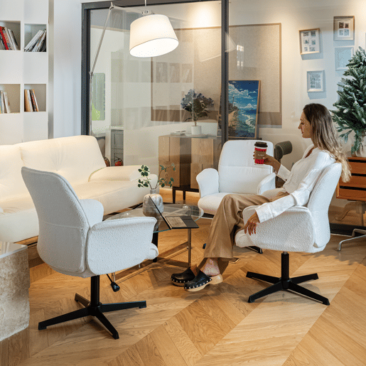 Cadeira de Escritório Giratória 360º em Tecido Bouclé Branco com Braços, Altura Ajustável e Base Metálica de 5 Pés, Acolchoamento Confortável e Encosto Ergonômico, Estilo Moderno para Escritório e Home Office, Suporta 120 Kg