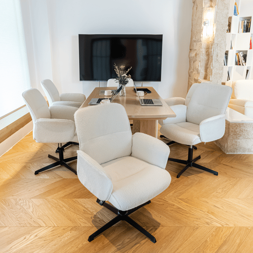 Cadeira de Escritório Giratória 360º em Tecido Bouclé Branco com Braços, Altura Ajustável e Base Metálica de 5 Pés, Acolchoamento Confortável e Encosto Ergonômico, Estilo Moderno para Escritório e Home Office, Suporta 120 Kg