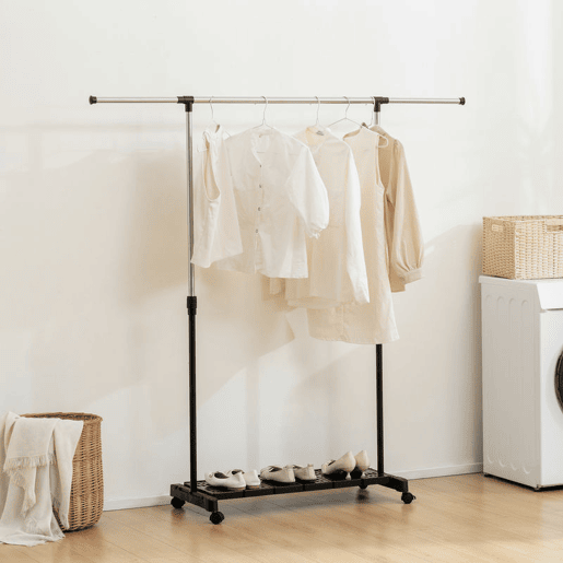 HOMCOM Charriot Extensível com Rodas Charriot de Roupa com Barra de Aço Inoxidável e Prateleira para Sapatos Altura Ajustável para Interior 94-159x42x93-168 cm Preto