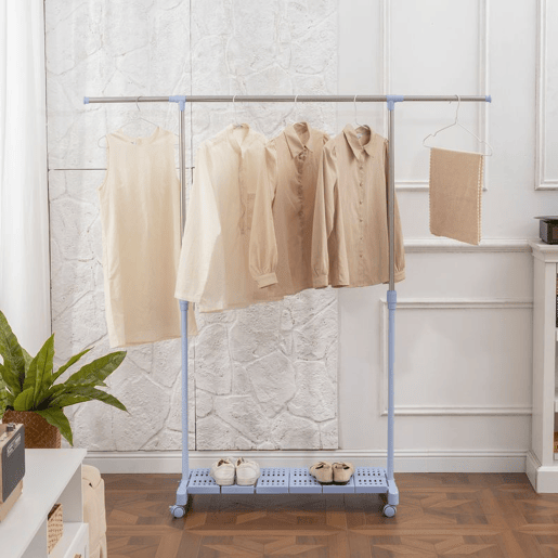 HOMCOM Charriot Extensível com Rodas Charriot de Roupa com Barra de Aço Inoxidável e Prateleira para Sapatos Altura Ajustável para Interior 94-159x42x93-168 cm Azul e Prateado