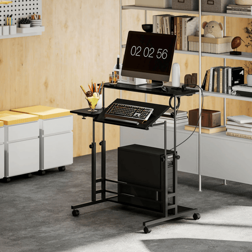 HOMCOM Secretária Elevatória com Rodas Tomadas Portas USB e Altura Ajustável 80x60 cm Secretária de Pé com Painel Central Inclinado e Prateleira Inferior de Arrumação, para Escritório Casa 80x60x59,5-95 cm Preto