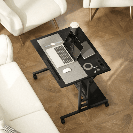 HOMCOM Secretária Elevatória com Rodas Tomadas Portas USB e Altura Ajustável 80x60 cm Secretária de Pé com Painel Central Inclinado e Prateleira Inferior de Arrumação, para Escritório Casa 80x60x59,5-95 cm Preto
