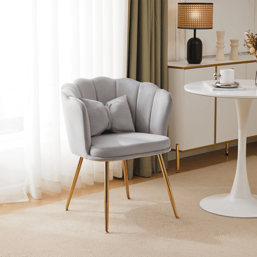 Poltrona moderna de veludo - Poltrona de banho confortável e decorativa com encosto em pétalas e pés metálicos dourados - Cinza