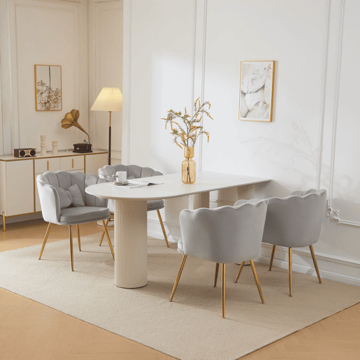 Conjunto de 4 cadeiras modernas em veludo - com encosto em pétalas, pernas metálicas douradas e almofada em forma de borboleta - Cinza Conjunto de 4 cadeiras modernas em veludo - com encosto em pétalas, pernas metálicas douradas e almofada em forma de borboleta - Cinza