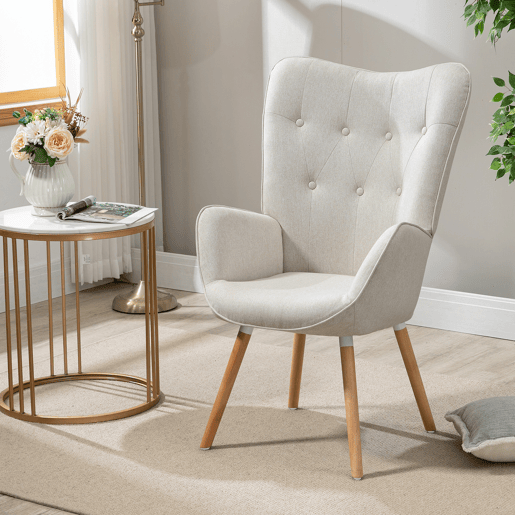 Poltrona Relax Estofada Bege com Pés de Madeira Natural, Design Escandinavo com Encosto Alto e Assento Acolchoado, Ideal para Sala de Estar, Quarto ou Espaço de Leitura Poltrona Relax Estofada Bege com Pés de Madeira Natural, Design Escandinavo com Encosto Alto e Assento Acolchoado, Ideal para Sala de Estar, Quarto ou Espaço de Leitura