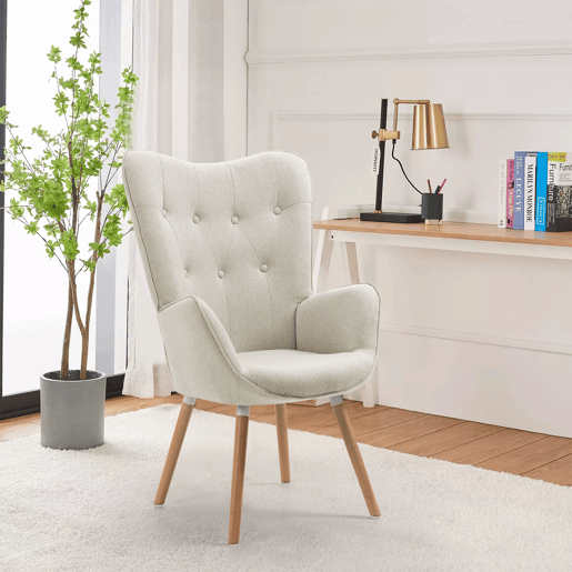 Poltrona Relax Estofada Bege com Pés de Madeira Natural, Design Escandinavo com Encosto Alto e Assento Acolchoado, Ideal para Sala de Estar, Quarto ou Espaço de Leitura Poltrona Relax Estofada Bege com Pés de Madeira Natural, Design Escandinavo com Encosto Alto e Assento Acolchoado, Ideal para Sala de Estar, Quarto ou Espaço de Leitura