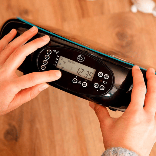 Cecotec Dispensador automático de alimentos para animais de estimação com 4 secções independentes, capacidade de 1,6 l, ecrã LED, temporizador e gravador de voz.