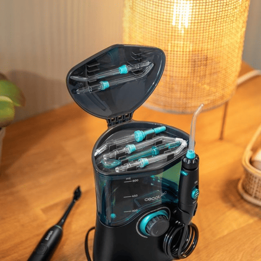 Cecotec Centro de limpeza dental: irrigador com 600 ml de capacidade, 10 níveis de pressaõ, 7 cabeças e escova de dentes elétrica com 5 modos.