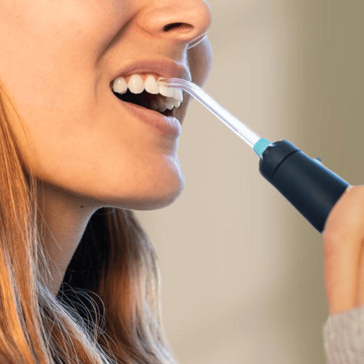 Cecotec Centro de limpeza dental: irrigador com 600 ml de capacidade, 10 níveis de pressaõ, 7 cabeças e escova de dentes elétrica com 5 modos.