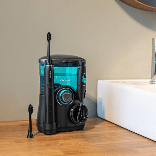 Cecotec Centro de limpeza dental: irrigador com 600 ml de capacidade, 10 níveis de pressaõ, 7 cabeças e escova de dentes elétrica com 5 modos.