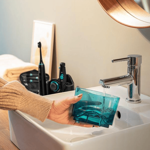 Cecotec Centro de limpeza dental: irrigador com 600 ml de capacidade, 10 níveis de pressaõ, 7 cabeças e escova de dentes elétrica com 5 modos.