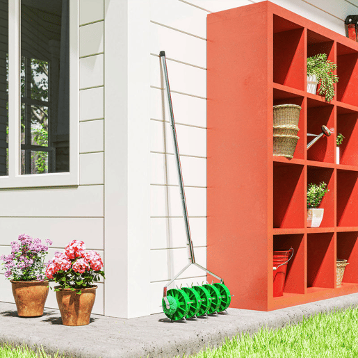Outsunny Rolo Aireador de Relva Aireador de Relva Manual com Pontas e Cabo Desmontável de 100 cm em Três Peças para Soltar o Solo para Jardim Pátio 45x21x140 cm Verde Escuro