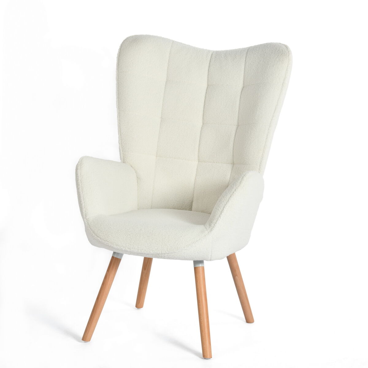 Sillón relax de interior con respaldo alto y asiento acolchado en tela suave color beige con patas de madera natural estilo escandinavo moderno ideal