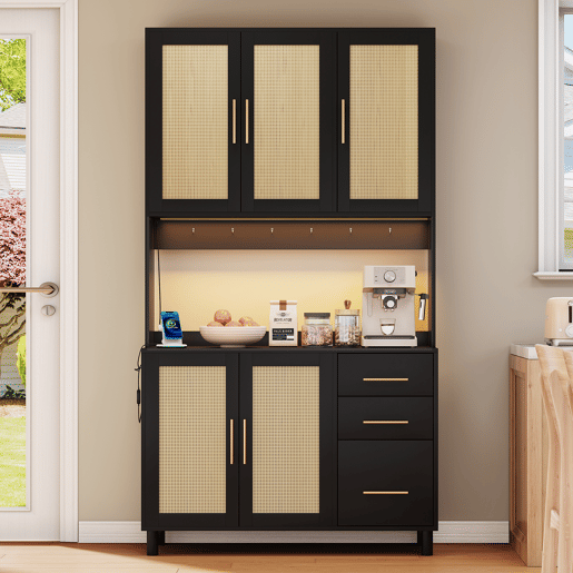 Buffet 183 cm - Com luzes LED controladas por aplicação, 2 USB, 2 tomadas, prateleiras ajustáveis, 3 gavetas, puxadores metálicos dourados - Preto