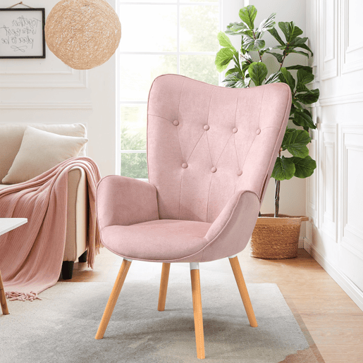 Poltrona Relax Com Encosto Alto Em Tecido Rosa Com Pés De Madeira Natural, Design Escandinavo Acolchoado E Ergonômico Ideal Para Sala Quarto Ou Cantinho De Leitura