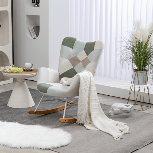 Poltrona De Balanço Estofada Em Tecido Patchwork Multicolorido Com Estrutura Metálica Branca E Base Curva De Madeira Estilo Escandinavo Ideal Para Sala Ou Quarto Moderno