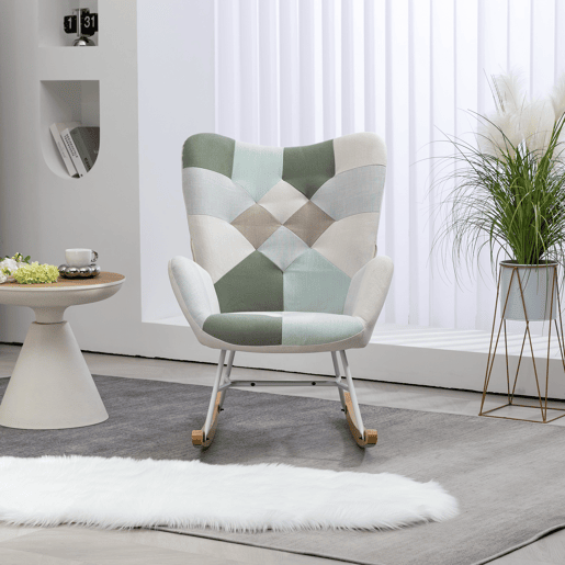 Poltrona De Balanço Estofada Em Tecido Patchwork Multicolorido Com Estrutura Metálica Branca E Base Curva De Madeira Estilo Escandinavo Ideal Para Sala Ou Quarto Moderno