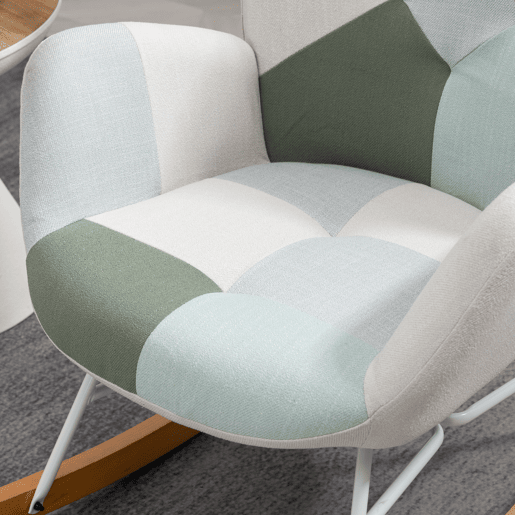 Poltrona De Balanço Estofada Em Tecido Patchwork Multicolorido Com Estrutura Metálica Branca E Base Curva De Madeira Estilo Escandinavo Ideal Para Sala Ou Quarto Moderno