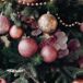 Conjunto de 60 Bolas de navidad, varias dimensiones y acabados Conjunto de 60 Bolas de navidad, varias dimensiones y acabados Rosa