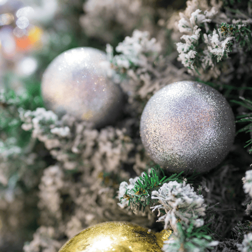 Well Home Pacote com 100 bolas de Natal prateadas em tubo em diferentes acabamentos e tamanhos
