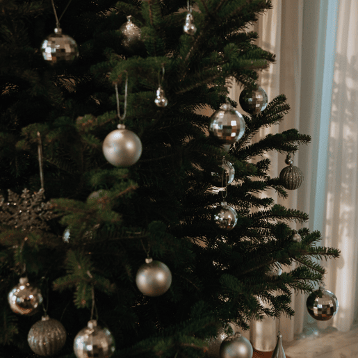 Well Home Conjunto de 60 bolas de Natal prateadas em vários tamanhos e acabamentos