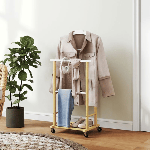 HOMCOM Cabide de Pé de Bambu com Rodas Cabide para Roupas com Barras para Calças e Prateleira Inferior para Sapatos Estilo Nórdico para Quarto 47x33,7x105,5 cm Madeira e Branco