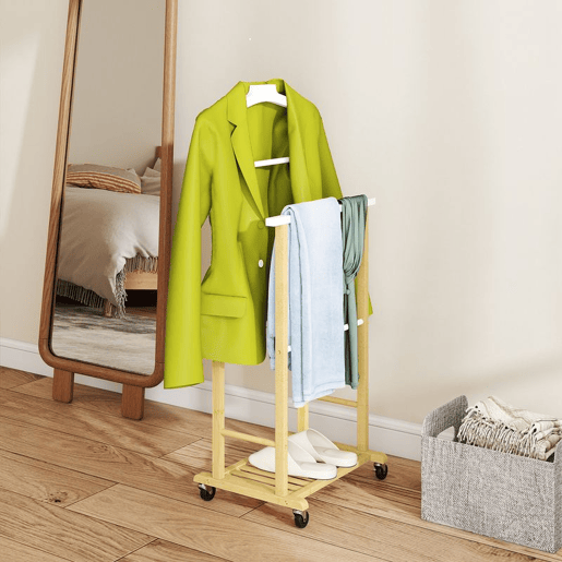 HOMCOM Cabide de Pé de Bambu com Rodas Cabide para Roupas com Barras para Calças e Prateleira Inferior para Sapatos Estilo Nórdico para Quarto 47x33,7x105,5 cm Madeira e Branco