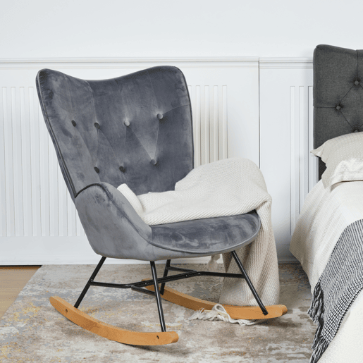 Poltrona De Balanço Moderna Estofada Em Veludo Cinza Escuro Com Estrutura Metálica Preta E Pés Curvos Em Madeira De Faia, Assento Acolchoado Ergonômico E Encosto Alto Ideal Para Sala De Estar Ou Quarto