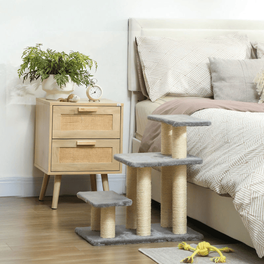 PawHut Escada para Gatos de 3 Degraus Escada para Animais de Estimação Estrutura Ajustável com Postes para Arranhar, Bola Pendurada Carga 10 kg para Cama Sofá 52x34,5x54 cm Cinzento