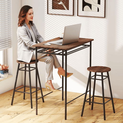 HOMCOM Conjunto de Mesa e Bancos de Bar Mesa Alta de Cozinha com 2 Bancos Industrial Prateleira Aberta Apoio para Pés Economia de Espaço para Espaços Reduzidos Sala de Estar Castanho