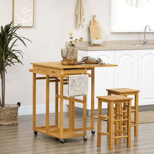 HOMCOM Conjunto de Mesa Alta de Bar e 2 Bancos Mesa de Cozinha Alta em Bambu com Rodas Tampo Dobrável Poupa Espaço Gavetas Toalheiros e Apoio para Pés Madeira