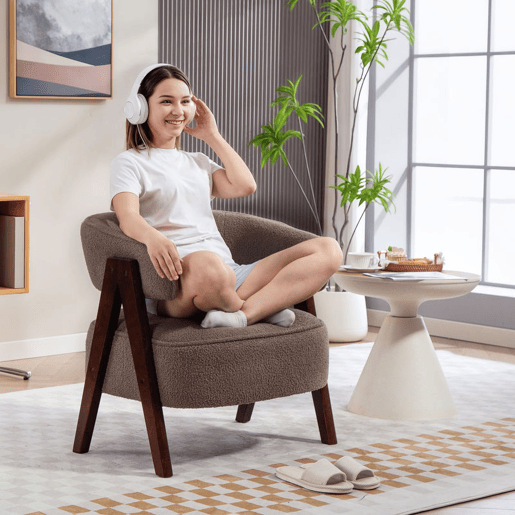 HOMCOM Poltrona de Sala de Estar Estofada em Borreguito Poltrona de Leitura Almofadada e Moderna Assento Largo Pés de Madeira e Encosto Curvo para Quarto Escritório 70x64x71 cm Marrom Claro