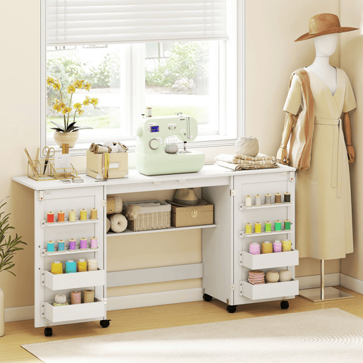 HOMCOM Mesa de Costura Dobrável com 6 Rodas Móvel para Máquina de Costura com 20 Pinos para Fios 4 Compartimentos Prateleira Armário de Costura para Estúdio Sala 160x40x81,5 cm Branco