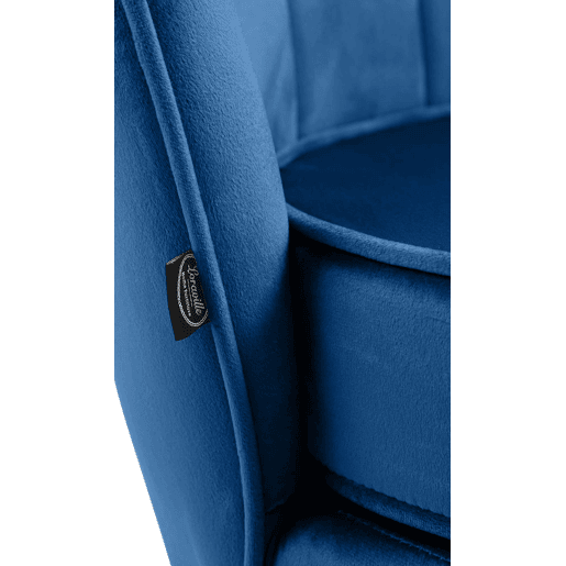 Poltrona estofada com costura decorativa revestimento em veludo azul e pés de metal dourado FAL101553