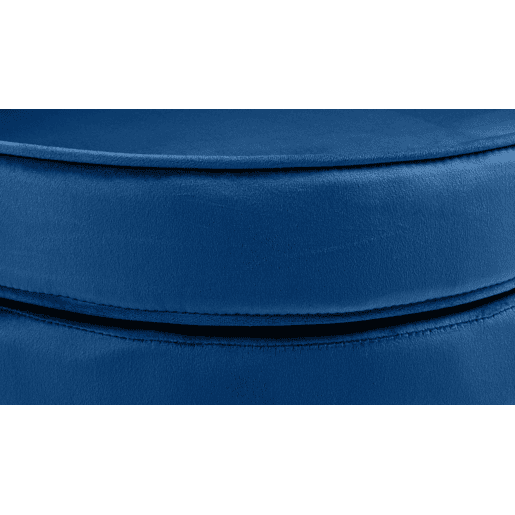 Poltrona estofada com costura decorativa revestimento em veludo azul e pés de metal dourado FAL101553