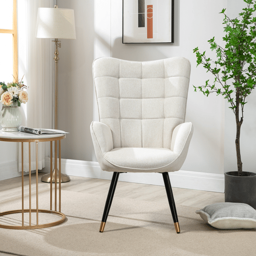 Poltrona De Estilo Moderno Com Encosto Alto E Estofamento Confortável, Revestida Em Tecido Bege Com Detalhe De Costura, Pés Metálicos Pretos Com Ponteiras Douradas, Perfeita Para Sala, Quarto Ou Como Cadeira De Leitura Sofisticada