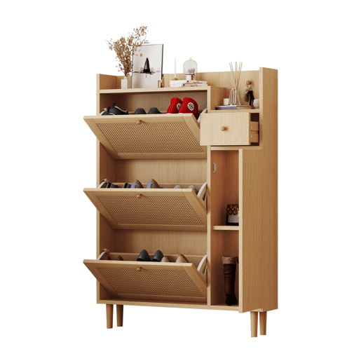Sapateira Estilo Natural com Três Compartimentos Basculantes, Uma Gaveta e Uma Porta em Rattan Ventilado, Pés de Madeira Maciça. Design Escandinavo Elegante e Funcional, Ideal para Entrada, Quarto ou Corredor com Grande Capacidade.