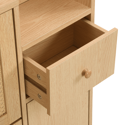 Sapateira Estilo Natural com Três Compartimentos Basculantes, Uma Gaveta e Uma Porta em Rattan Ventilado, Pés de Madeira Maciça. Design Escandinavo Elegante e Funcional, Ideal para Entrada, Quarto ou Corredor com Grande Capacidade.