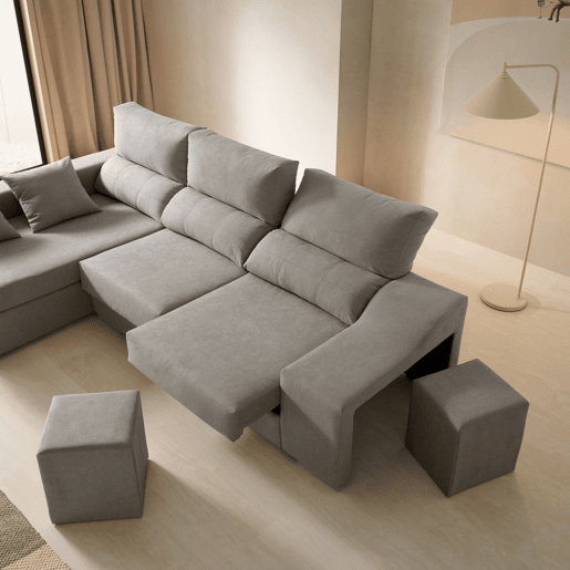 Sofá Amatista Plus 265 cinza com chaise à esquerda, pufes e espaço para armazenamento.