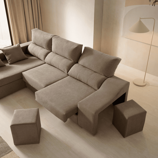 Sofá Amatista Plus 265 marrom com chaise à esquerda, pufes e espaço para armazenamento.