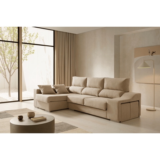 Sofá Amatista Plus 265 bege com chaise à esquerda, pufes e espaço de armazenamento.