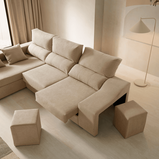 Sofá Amatista Plus 265 bege com chaise à esquerda, pufes e espaço de armazenamento.